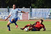 FK Tachov (v červeném) - FK Staňkov (v modrém) 6:1 (3:0).