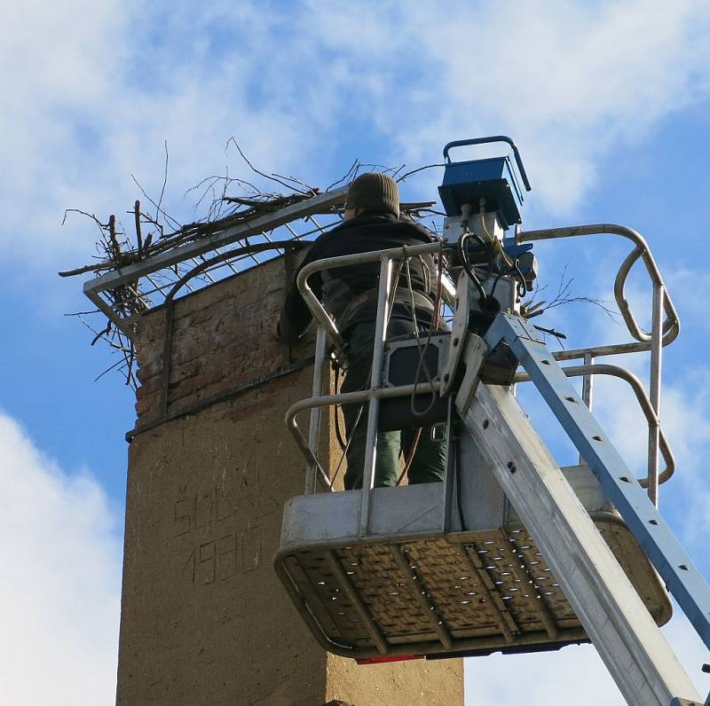 Instalace nové hnízdní podložky na komíně v Chodové Plané. 