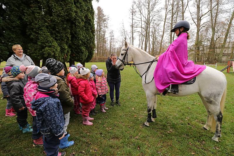 Děti vítaly Martina na bílém koni