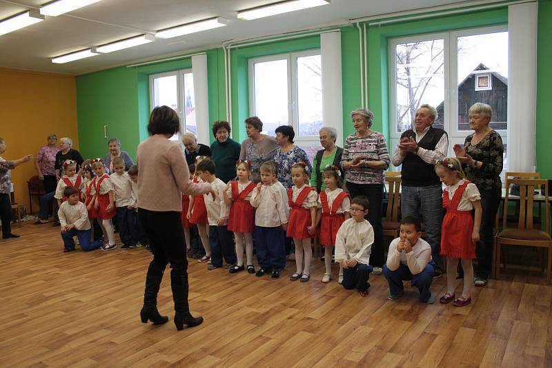 Děti z Mateřské školy Pošumavská pobavily seniory v klubu důchodců v Tachově.