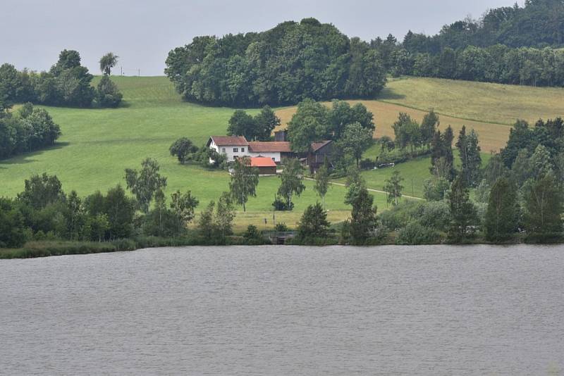 Pro ornitologa ráj, pro běžného turistu zážitek. To je Dračí jezero.