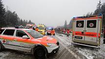 Nehoda autobusu a dvou kamionů na dálnici D5 u Mlýnce