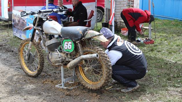 Ze zákulisí veteránského motokrosového závodu ve Stříbře.