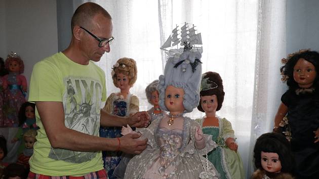 Sběratel ušil šaty Marii Antoinettě i Sissi, s Milovníky panenek chystá výstavu