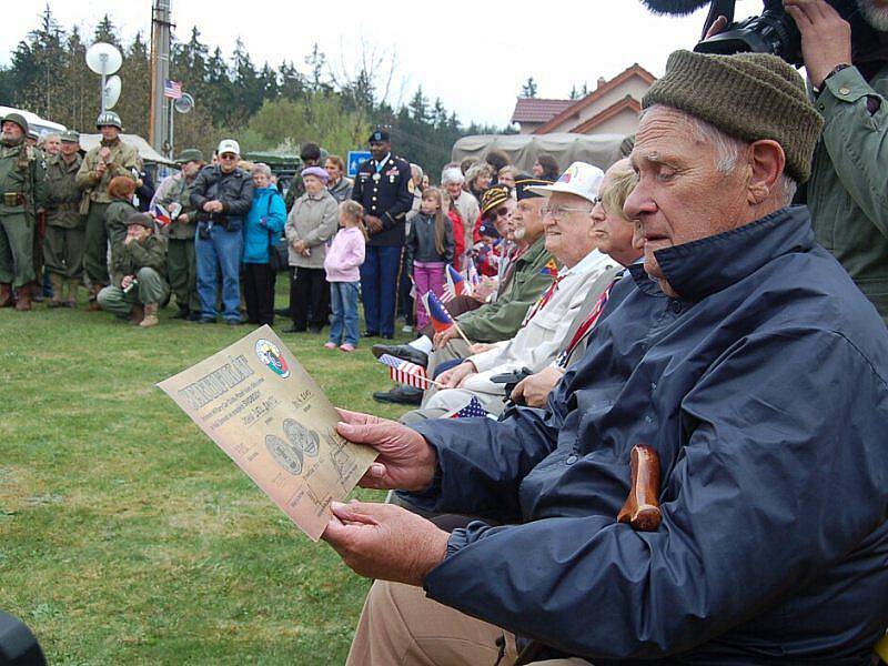 OCENĚNÍ. Americký veterán John del Santo obdržel na místě ocenění za zásluhy o svobodu.