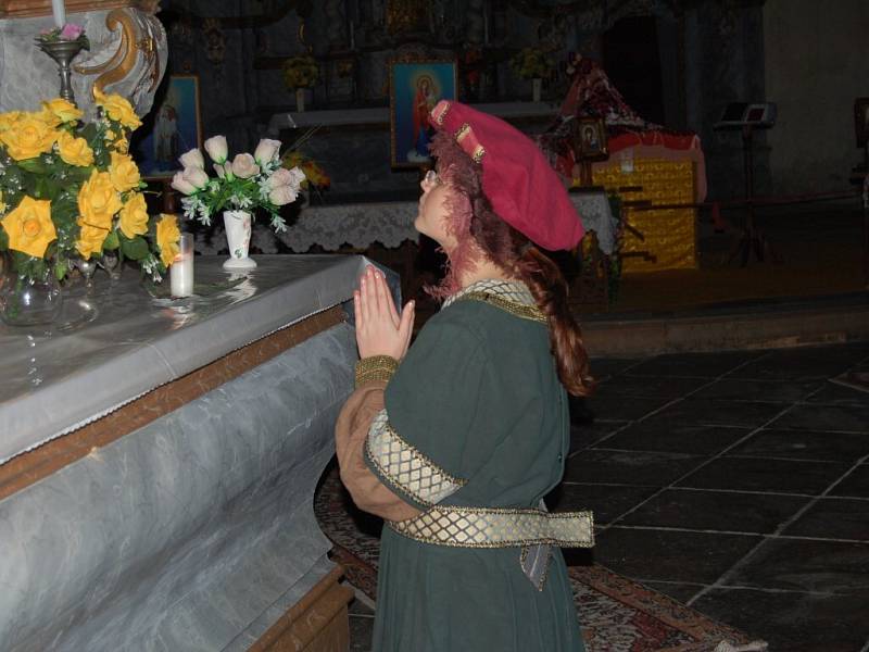 Tradiční noční prohlídky kláštera v Tachově navštívilo přes dvě stě lidí