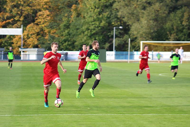 Z utkání krajského přeboru mezi FK Tachov (v červeném) a Slavojem Žihle.