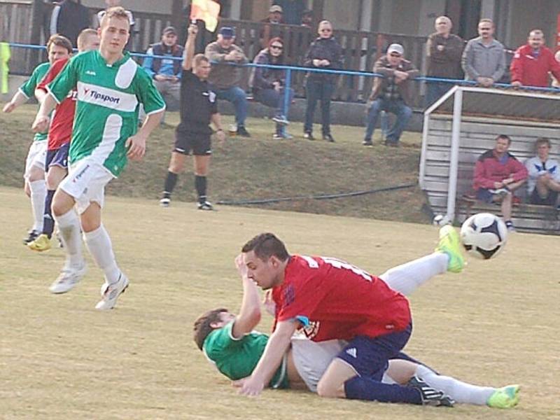  Mužstvo Sparty Dlouhý Újezd si v 1. A třídě „vyšláplo“ na favorizovanou Sušici a vyhrálo 2:0.