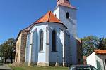 Zachraňovaný kostel dostává novou fasádu