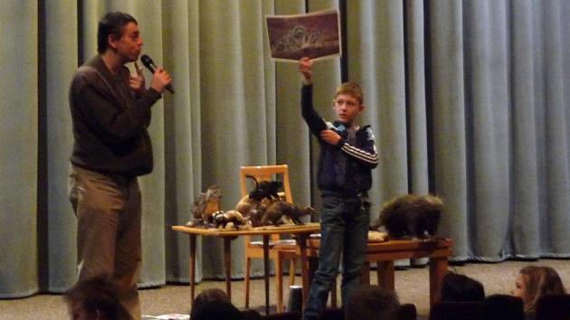 VLADIMÍR BOLEVIČ (na snímku vpravo) asistuje mluvčímu plzeňské zoo Martinu Vobrubovi při představování tropických šelem. v ruce drží fotografii s párem šelem.