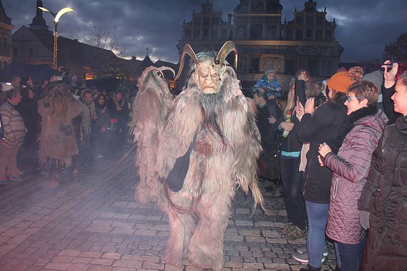 Krampusové řádili na náměstí ve Stříbře