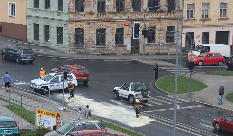 V Tachově zasahovali hasiči při likvidaci stovky metrů dlouhé ropné skvrny na komunikaci.