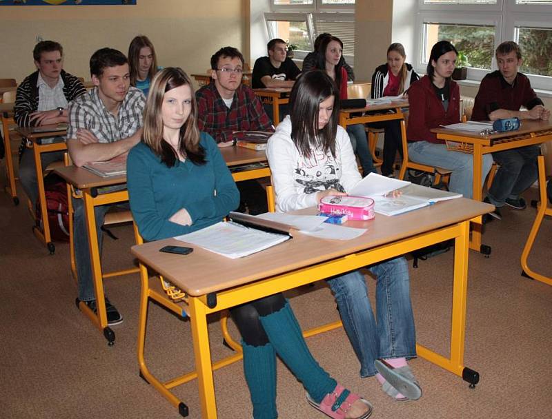 STUDENTI ŠESTÉHO ROČNÍKU Gymnázia Tachov spějí k završení  studia. Letos je čeká velká neznámá – státní maturity.