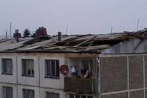 Vítr poškodil střechu bytovky ve Starém Sedlišti.