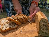 Chlebomáslové slavnosti v zaniklé obci Záhoří přilákaly také letos desítky poutníků, kteří zde mohli ochutnat nejrůznější druhy domácího chleba a pomazánek.