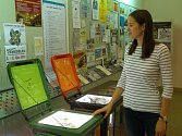 Výrobky z recyklovaných odpadů představuje výstava Brána recyklace v informačním středisku. 