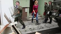 Stovka vojáků z liberecké posádky pomáhá uklízet v městském obvodu Střekov v Ústí nad Labem.