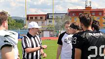 Paddock liga 2019. Ústečtí Blades (černé dresy) přehráli při prvním utkání na městském stadionu Alligators Brno (bílo-zelené dresy) 30:0.