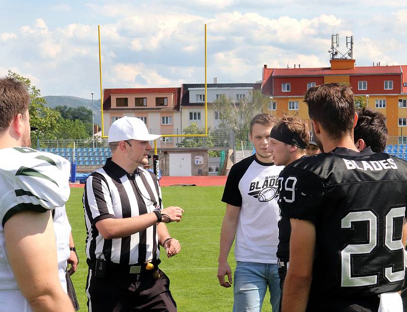 Paddock liga 2019. Ústečtí Blades (černé dresy) přehráli při prvním utkání na městském stadionu Alligators Brno (bílo-zelené dresy) 30:0.