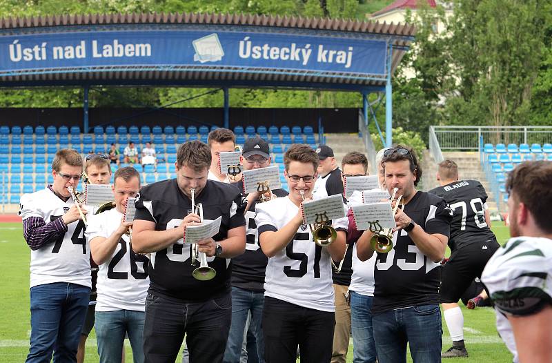 Paddock liga 2019. Ústečtí Blades (černé dresy) přehráli při prvním utkání na městském stadionu Alligators Brno (bílo-zelené dresy) 30:0.