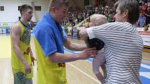 Utkání basketbalistů Ústí (ve žlutém) proti Pardubicím