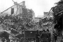Práce na odstraňování rozbombardovaných domů. Lidí na fotografiích s bílou páskou jsou Němci, které čekal odsun do Německa.