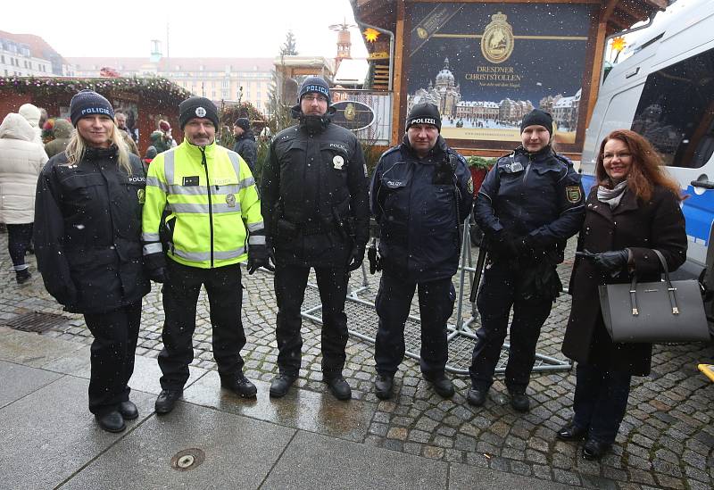 Vánoční trhy v Drážďanech střeží němečtí policisté společně s českými. Ve společných hlídkách procházejí o víkendech přímo tržnici.