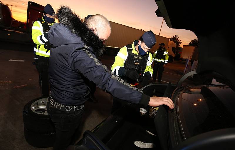 Na odstavném parkovišti dálnice D8 u Lovosic proběhla ve středu 18. listopadu v podvečer akce celní správy a policie na kontroly kamionů a motorových vozidel ze zahraničí.