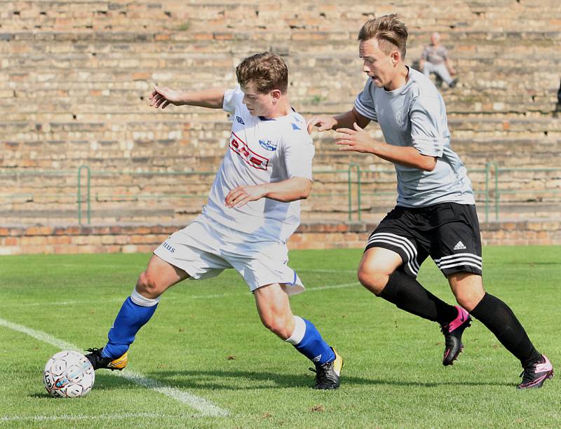 Fotbalisté Neštěmic (v šedém) doma otočili zápas proti Junioru Děčín a vyhráli 6:2. Foto: Deník/Rudolf Hoffmann