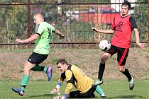 Fotbalisté Svádova (v zelenočerném) porazili doma Hostovice 1:0. Foto: Deník/Rudolf Hoffmann