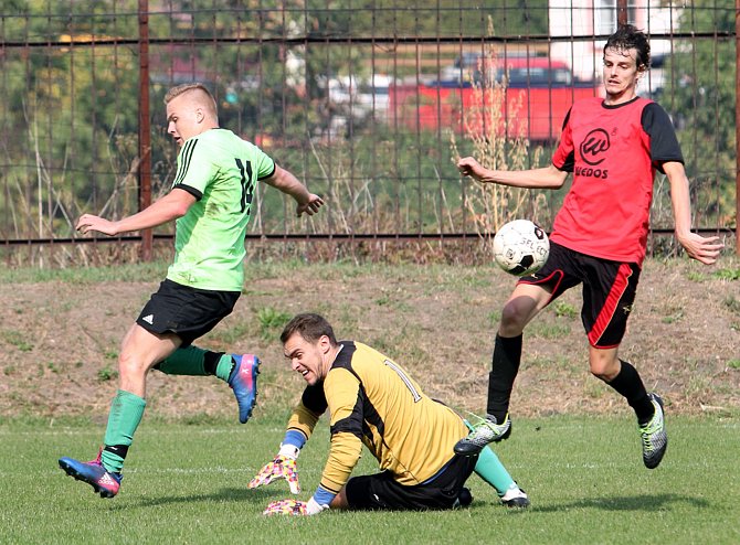 Fotbalisté Svádova (v zelenočerném) porazili doma Hostovice 1:0. Foto: Deník/Rudolf Hoffmann