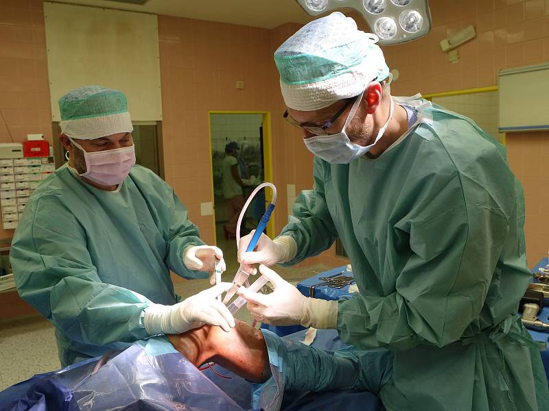 Unikátní ortopedické operace kolen provádí v Masarykově nemocnici v Ústí nad Labem ortoped MUDr. Pavel Neckář.
