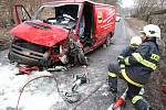 Vážná dopravní nehoda v Zubrnicích. Řidič dodávky zde narazil do zdi. 