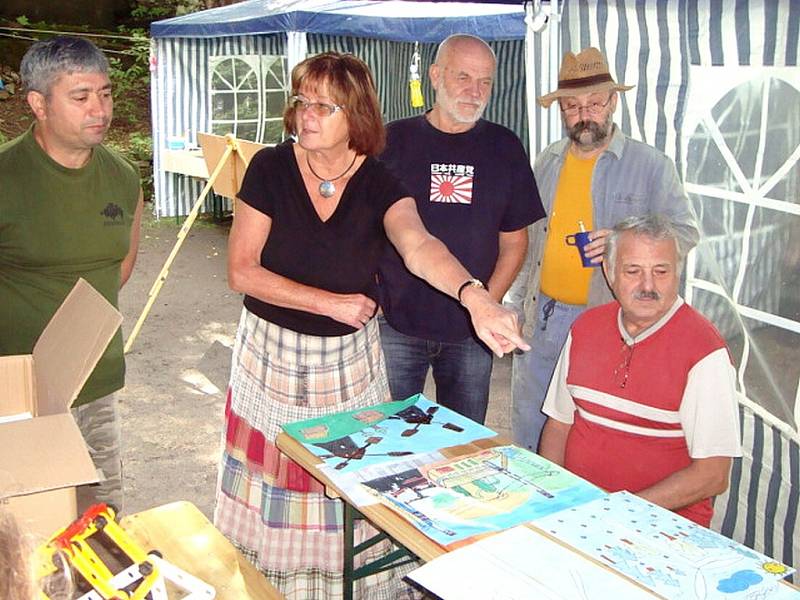Část odborné poroty během hodnocení výtvarných děl. Na snímku jsou zleva: Todor Stojanov, Libuše Wrbiková, Zdeněk Slába a Václav Suchopárek. 