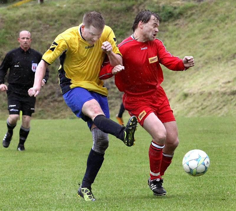 Fotbalisté rezervy Brné (červení) doma porazili Malé Březno 2:1.