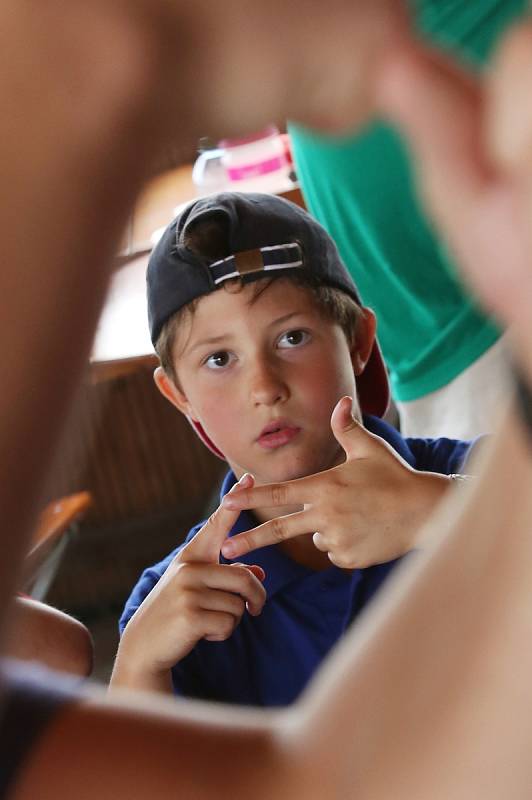 Na příměstském táboře v Chabařovicích se děti na táboře učí znakovou řeč, aby mohli komunikovat se svými postiženými kamarády