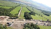 Letecký pohled na výstavbu dálnice D8 přes České středohoří. Pohled je na výstavbu dálnice od obloukového mostu v Opárně až po tunel Prackovice.