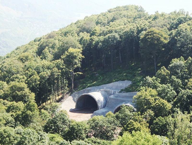 Letecký pohled na výstavbu dálnice D8 přes České středohoří. Pohled je na výstavbu dálnice od obloukového mostu v Opárně až po tunel Prackovice.