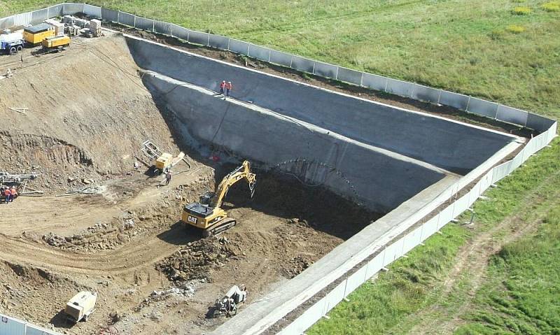 Letecký pohled na výkop, v němž probíhá zakládání průzkumné šťoly pro tunel Radejčín.