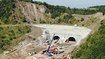 Letecký pohled na výstavbu dálnice D8 přes České středohoří. Pohled je na výstavbu dálnice od obloukového mostu v Opárně až po tunel Prackovice.