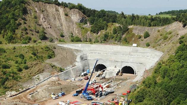 Letecký pohled na výstavbu dálnice D8 přes České středohoří. Pohled je na výstavbu dálnice od obloukového mostu v Opárně až po tunel Prackovice.