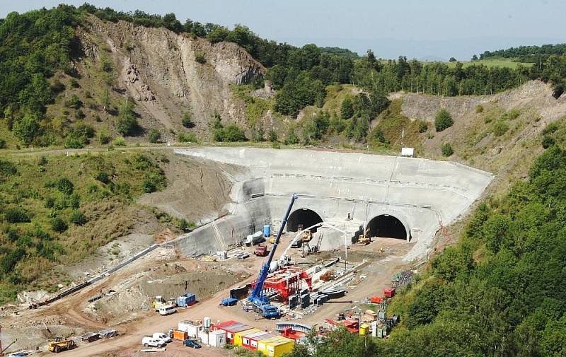 Letecký pohled na výstavbu dálnice D8 přes České středohoří. Pohled je na výstavbu dálnice od obloukového mostu v Opárně až po tunel Prackovice.