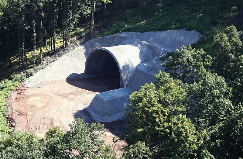 Letecký pohled na výstavbu dálnice D8 přes České středohoří. Pohled je na výstavbu dálnice od obloukového mostu v Opárně až po tunel Prackovice.