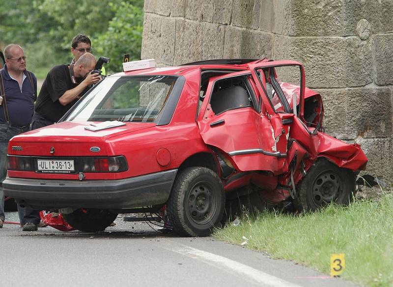 Nehoda osobního auta na silnici u obce Libouchec – Žďárek na Ústecku