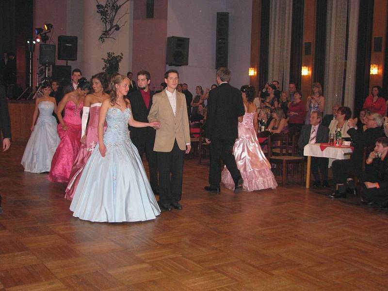První maturitní ples v roce 2010 Střední školy elektrotechniky a spojů Stříbrníky.