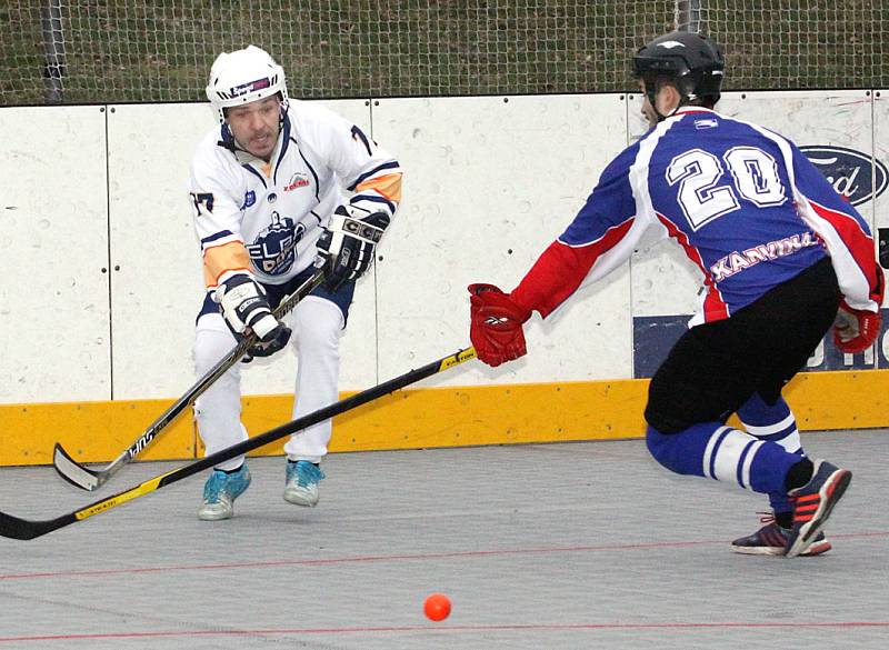 Hokejbalisté Elby DDM (bílí) porazili Karvinou 5:1.