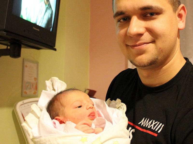 Nela Hrubá se narodila v ústecké porodnici 1. 12. 2014 (20.29) mamince Martině Strnadové. Měřila 50 cm a vážila 3,08 kg.