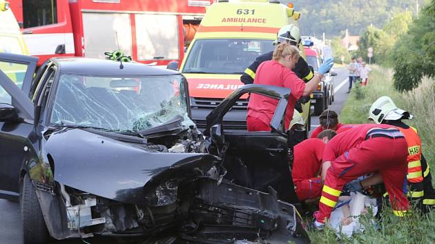 Dopravní nehoda u Prackovic nad Labem.