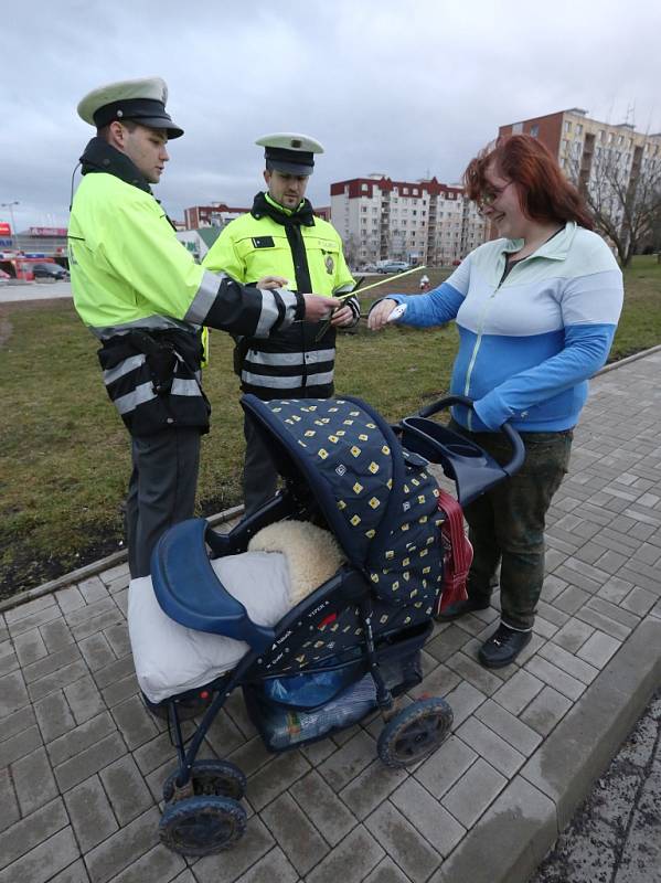 Reflexní prvky rozdávali policisté na Severní Terase. 