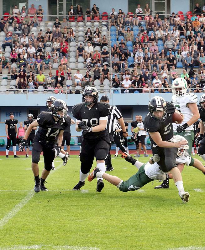 Paddock liga 2019. Ústečtí Blades (černé dresy) přehráli při prvním utkání na městském stadionu Alligators Brno (bílo-zelené dresy) 30:0.